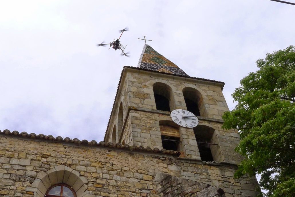 Un Drone en Action : Inspection d'une Église dès 2014