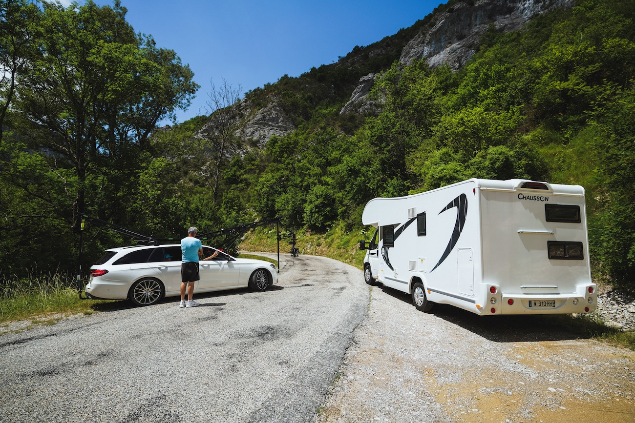 Voiture travelling filmant un camping-car pour UNI VDL