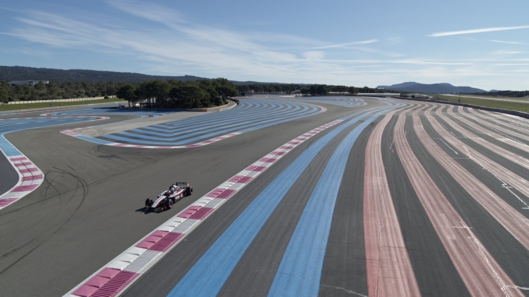 Droniste Var Pour Tournage Sur Le Circuit Du Castellet | prestation drone automobile | vue aérienne d'une formule 1 par drone dans le virage de l'hôtel