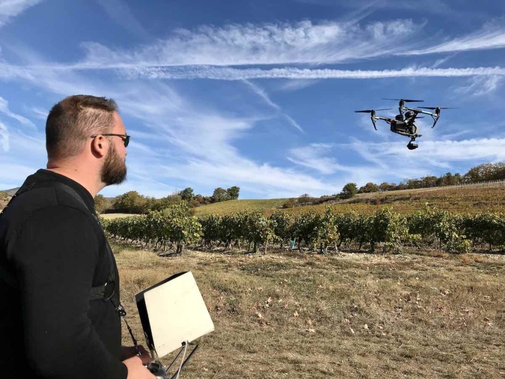 Photo D'un Drone Et De Son Pilote Lors D'une Prestation Photo Et Video En Drome