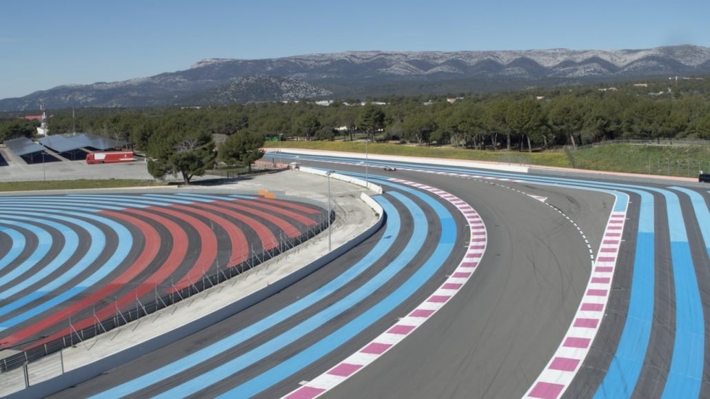 Prestataire Drone Paul Ricard Castellet Vidéo Aérienne Sur Circuit Automobile Suivi De Formule 1 | Drone automobile sur circuit | Formule 1 qui entre dans la courbe de Signes après la ligne droite du mistral