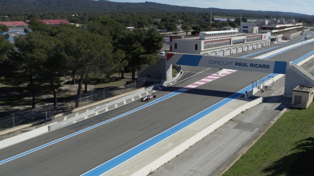 Vidéo Par Drone Circuit Paul Ricard Castellet | Prise de vue aérienne du circuit du Castellet | Droniste Paul Ricard | vue aérienne d'une formule 1 qui sort des stands sur le circuit du castellet filmé par drone