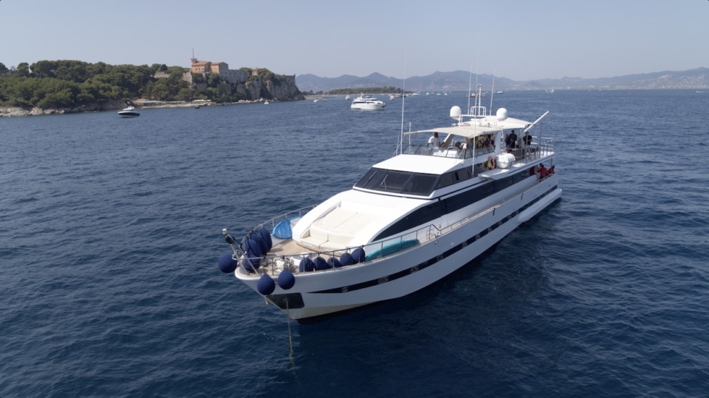 droniste var pour vidéo drone en mer
