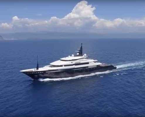 Spécialistes images aériennes en mouvement - prise de vue par drone - Suivi voiture par drone - Suivi de bateau par drone