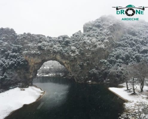 Pont d'arc sous la neige par drone BFMTV