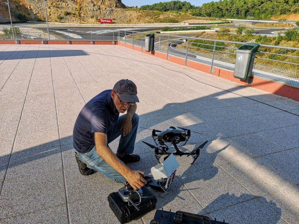 Professionnels prise de vue par drone à Alès | suivis de voitures par drone sur le circuit du pole mécanique d'Alès