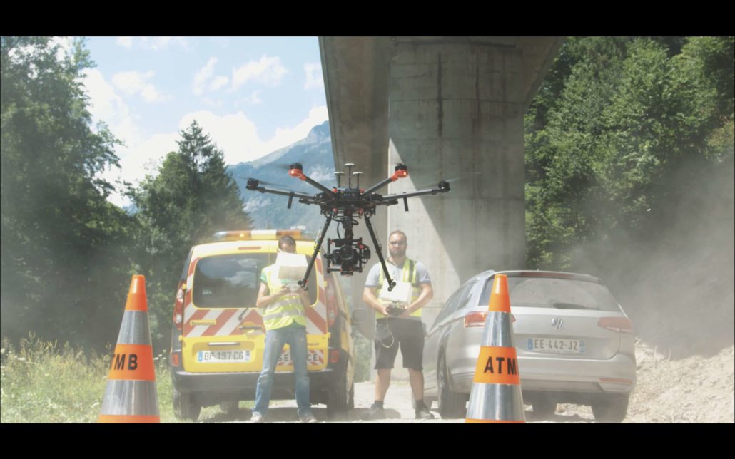 inspection d'ouvrage par drone pile de grande hauteur | photo de nos équipes réalisant un vol de drone pour une inspection de viaduc