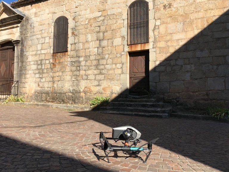 Inspection par drone des toitures d’une église après un épisode de grêle