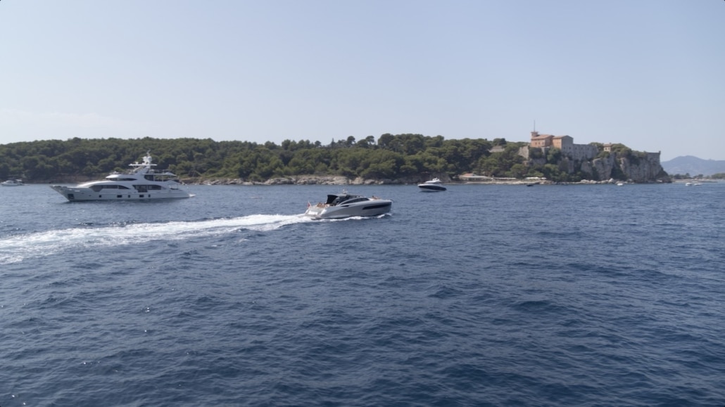 prestataire drone marseille sur bateau droniste spécaliste des prises de vues aériennes en mer