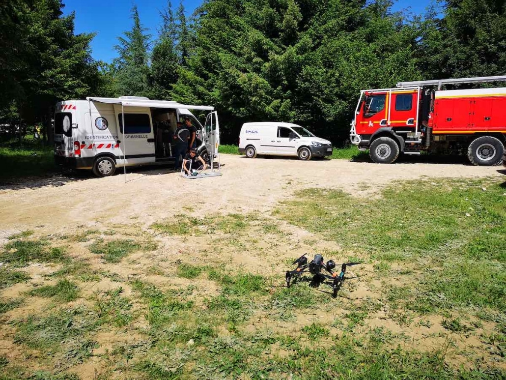 prestataire drone pour inspection d'éolienne entouré par la gendarmerie et les pompiers