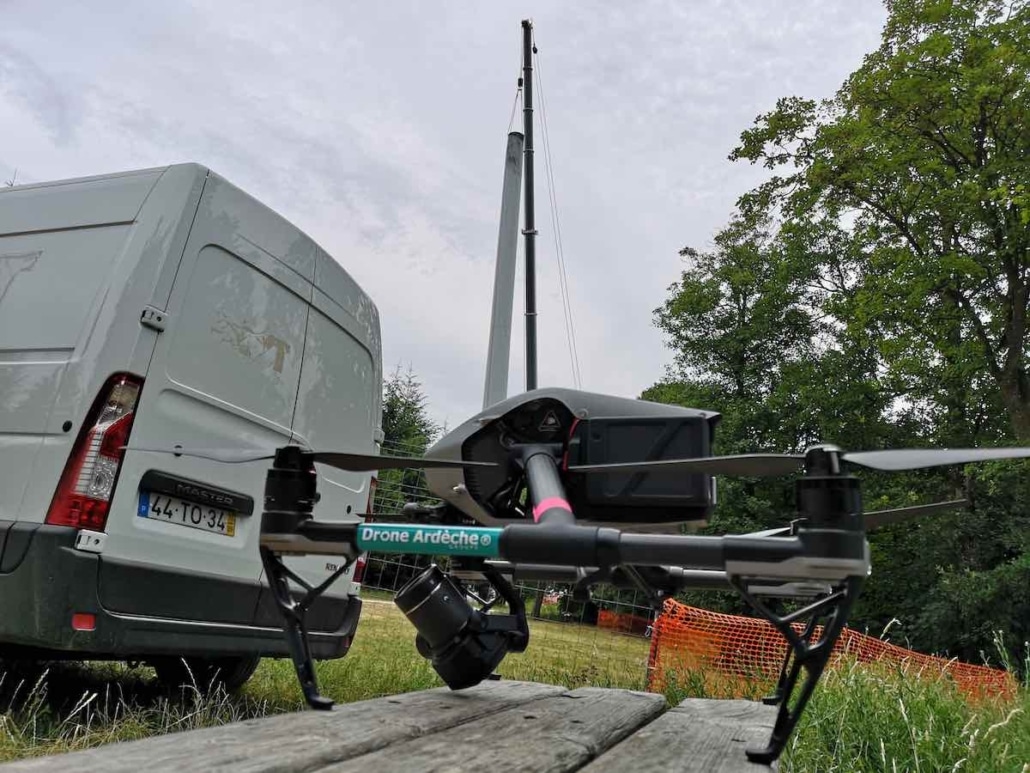 prestation d'inspection d'éoliennes par drone | notre matériel avec une éolienne en fond