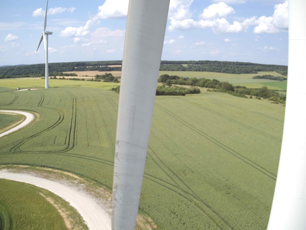 prise de vue aérienne pour inspection d'éolienne en France