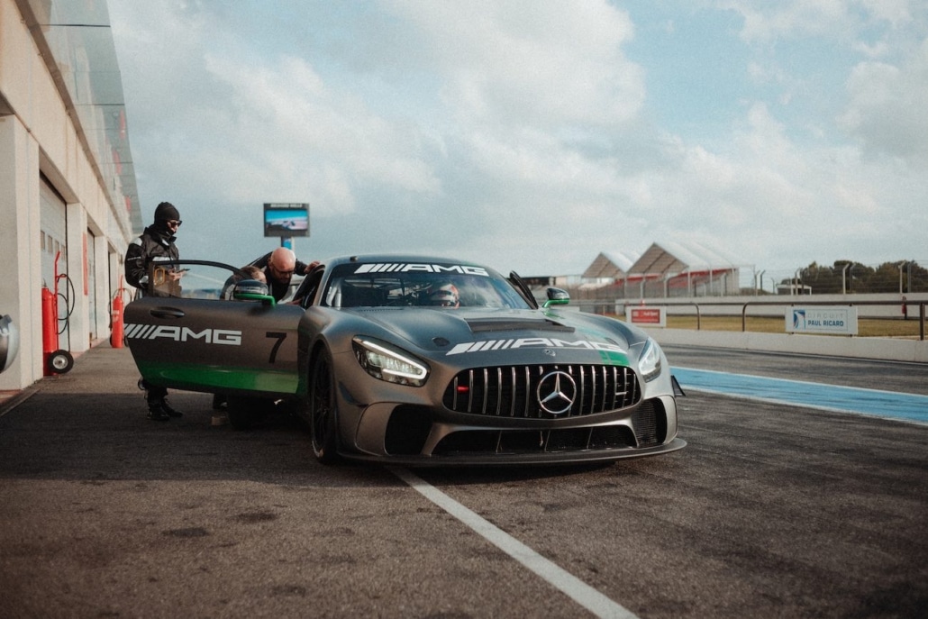 pilote de drone suivi d'automobiles de course