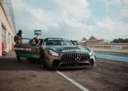 pilote de drone suivi d'automobiles de course