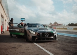 pilote de drone suivi d'automobiles de course