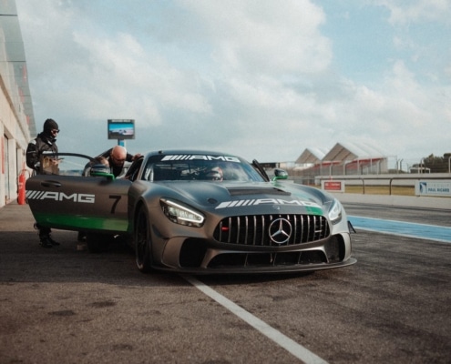 pilote de drone suivi d'automobiles de course