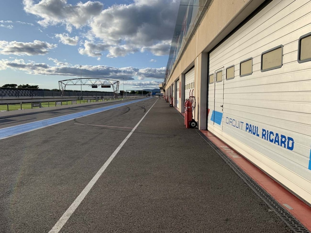 Professionnel suivi de véhicules sur le Circuit Paul Ricard avec cameracar et fastcar