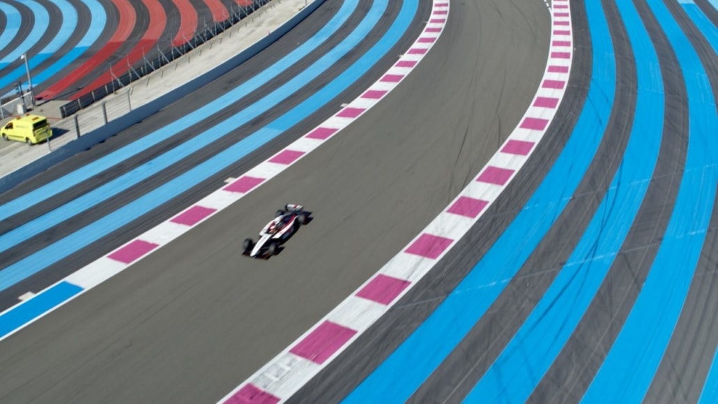 Vidéo Aérienne D'une Formule 1 Dans La courbe De Signes Circuit Du Castellet | drone automobile