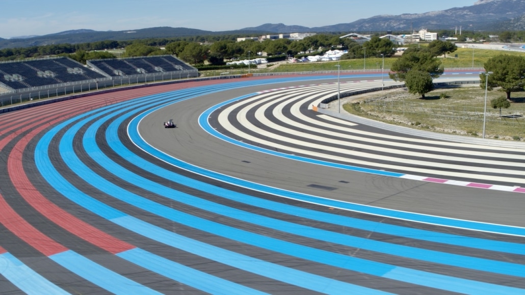 Vue Aérienne D'une Formule 1 Sur Le Circuit Du Castellet dans le double droit du beausset | drone automobile 
