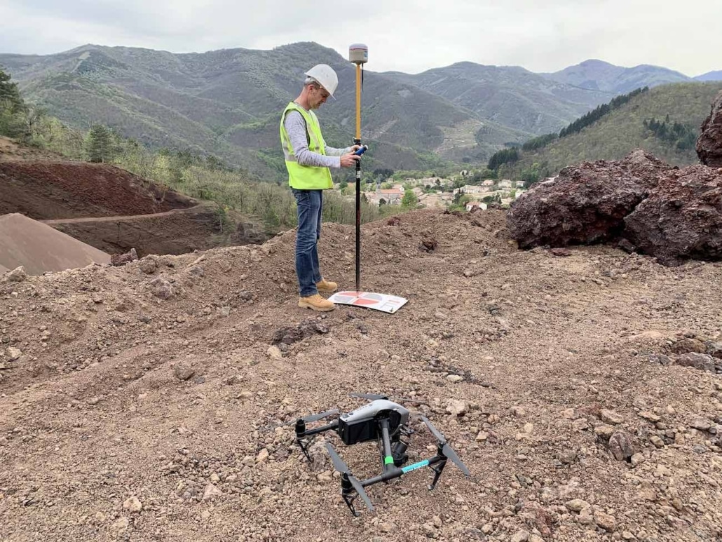 Photogrammétrie Professionnelle Par Géomètre Expert | Levé de cible pour réaliser le géoréférencement d'un plan topographique par drone