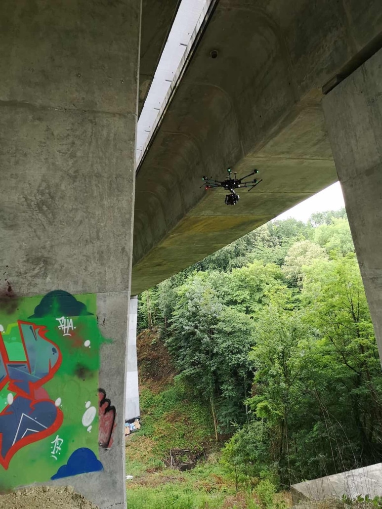 Vol D'un Drone Pour Une Inspection De Pile De Pont