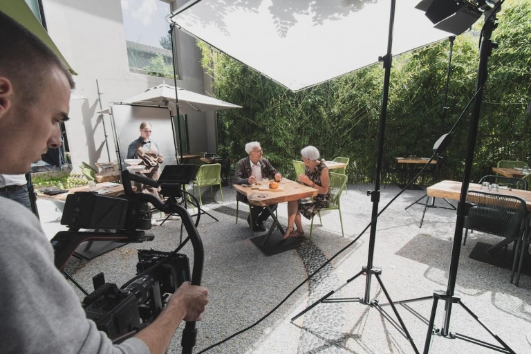 Tournage d’une interview en extérieur avec autorisation