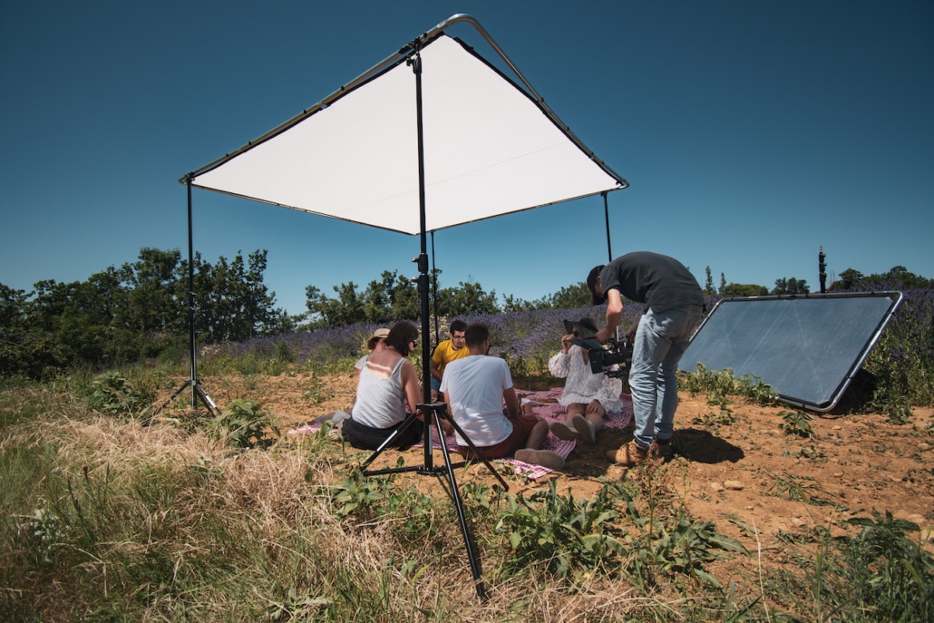 Diffuseur Et Reflecteur De Lumière Pour Obtenir Le Bon Eclairage D'une Scene Lors D'un Tournage De Publicité