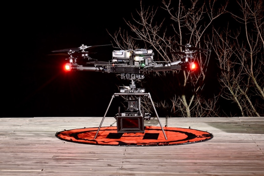 Opérateur Drone Cinema Freefly Alta X Porter Une Camera Red Sous Un Drone