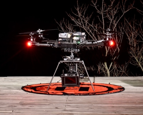 Opérateur Drone Cinema Freefly Alta X Porter Une Camera Red Sous Un Drone