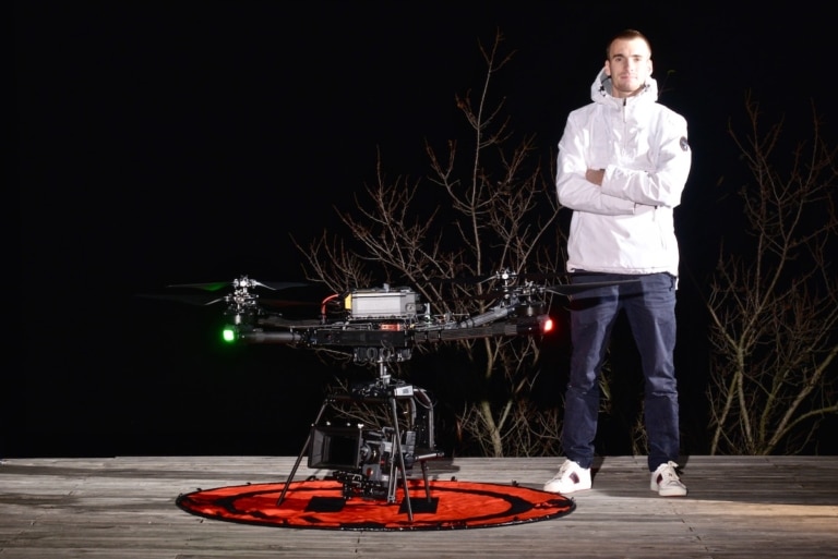Télépilote Drone Ardèche préparant un drone Freefly Alta X