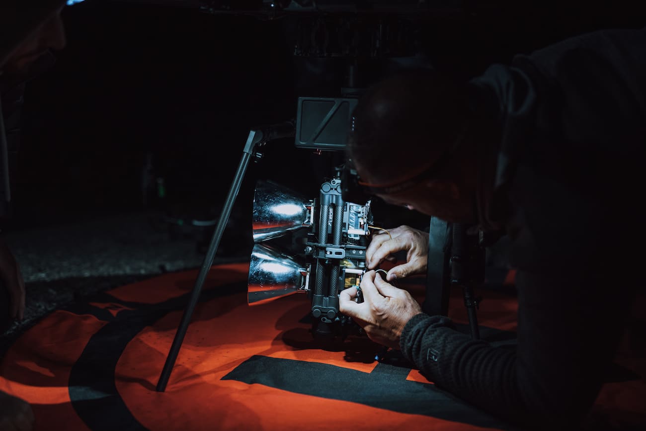 drone light beam : drone lumière : drone qui éclaire la nuit