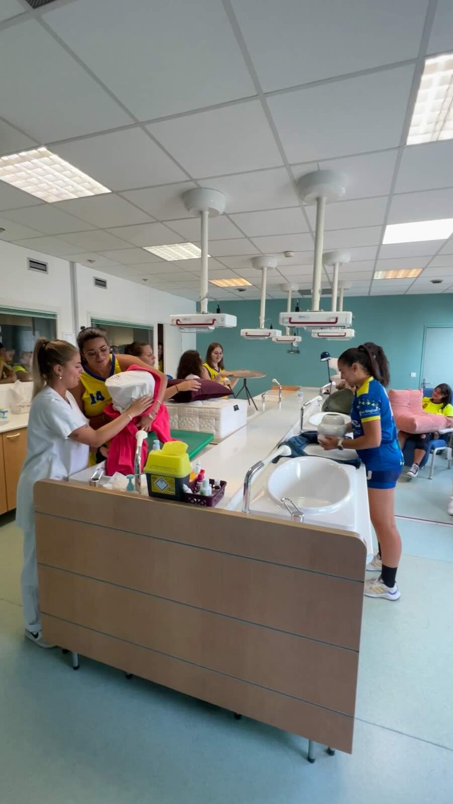 agence de vidéo à aubenas : scene de tournage dans la pouponnière de l'hopital d'aubenas