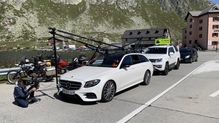 Voiture travelling Mercedes équipée du bras Black Arm de Drone Ardèche