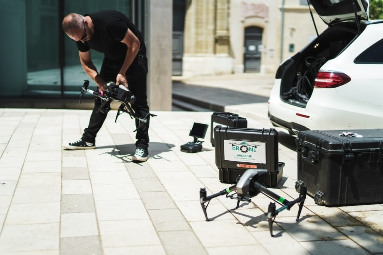 Pilote préparant un DJI Inspire 2