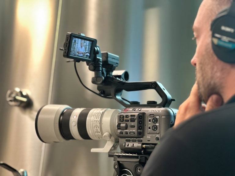 Caméraman avec une Sony FX6