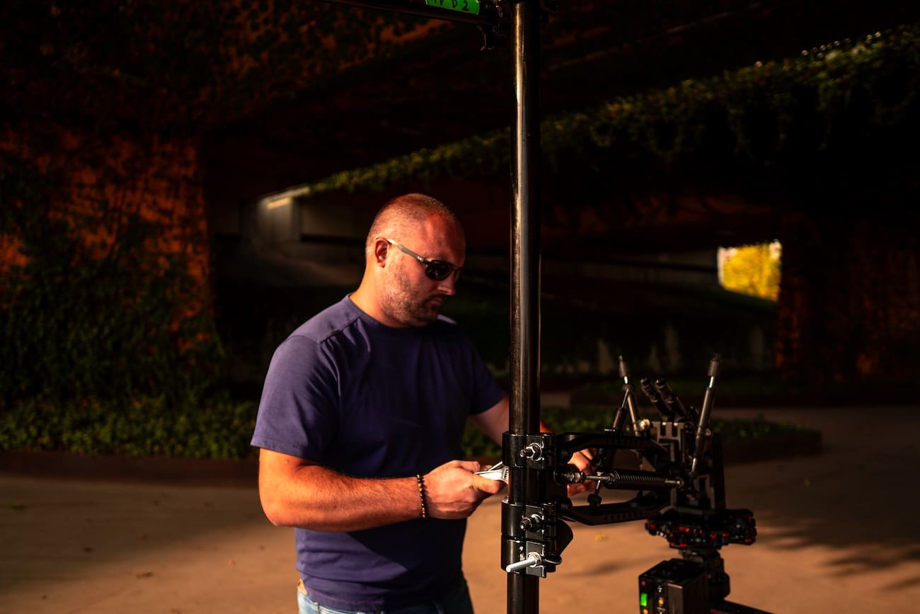 notre pilote qui regle le flowcine blackarm pour filmer sur le devant du vehicule