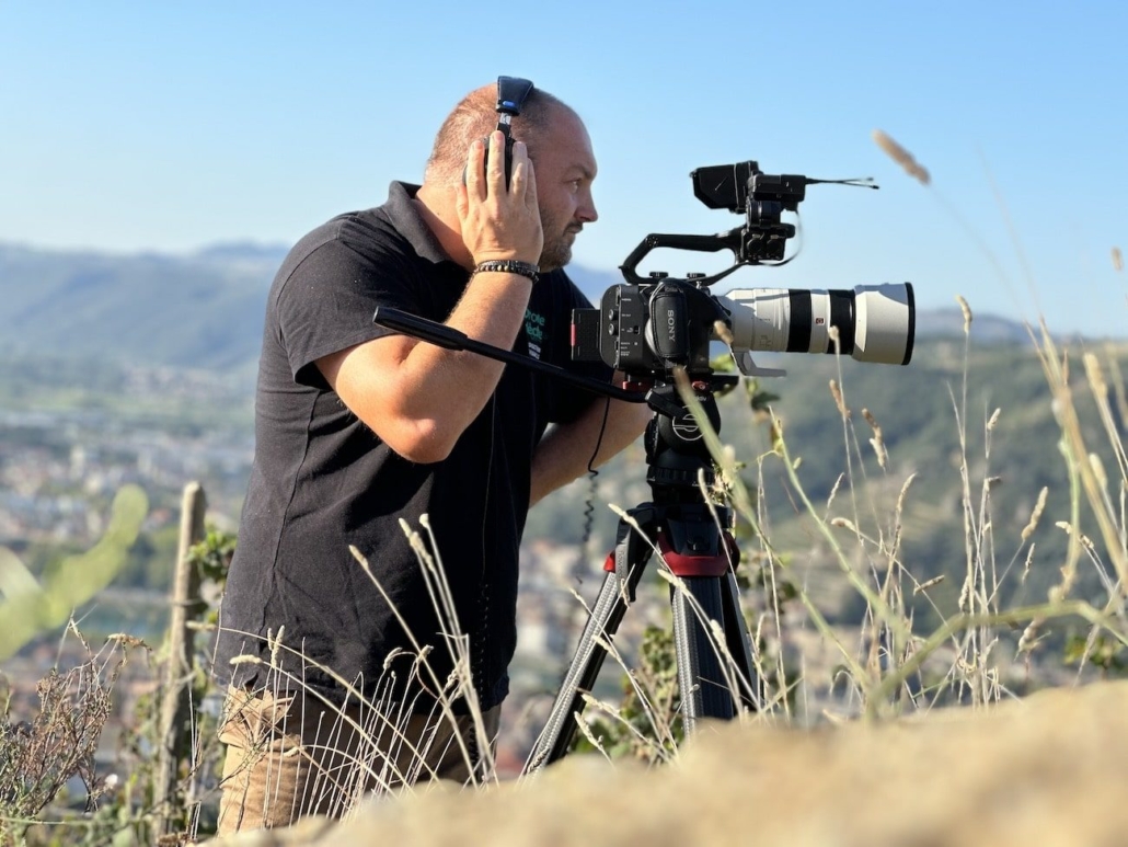 Paul Mathon, réalisateur vidéo et télépilote de Drone Ardèche, en tournage au-dessus de la vallée du Rhône