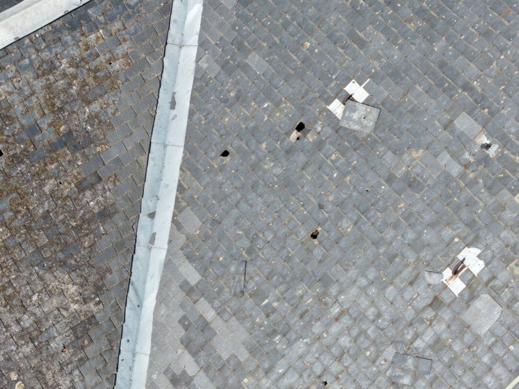 Ardoises cassées et percées sur la toiture d’une église à Aubenas, vue par drone