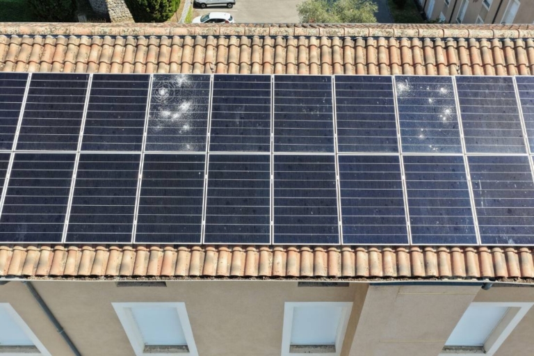 Panneaux solaires fissurés par la grêle à Ucel