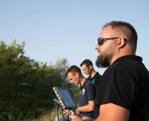 Télépilotes Drone Ardèche préparant un vol