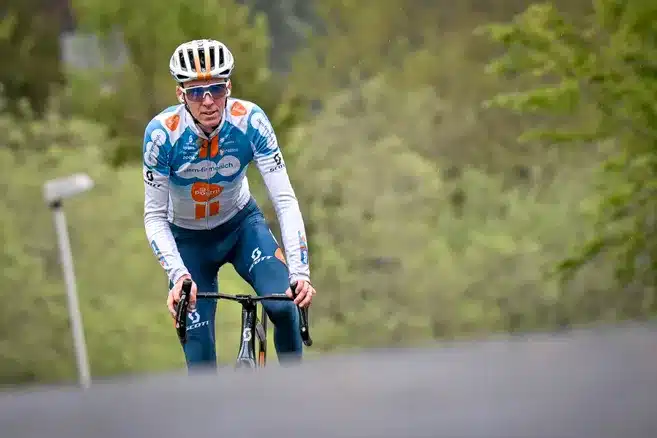 Romain Bardet filmé par drone dans le Cantal pour Stade 2