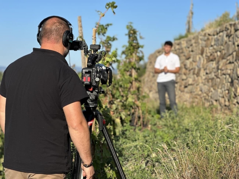 Tournage d’une interview vidéo d’entreprise dans les vignes par Paul Mathon