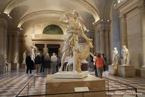 La Diane de Versailles dans la salle des Caryatides du Louvre, avec le groupe
