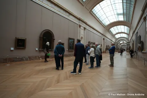 Le groupe Tauck et sa guide dans la Grande Galerie du Louvre