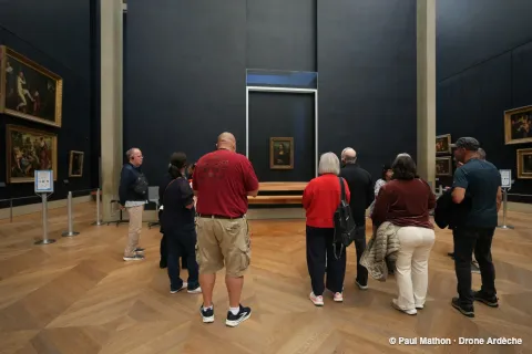 Voyageurs Tauck devant La Joconde, salle des États du Louvre, pendant la visite privée