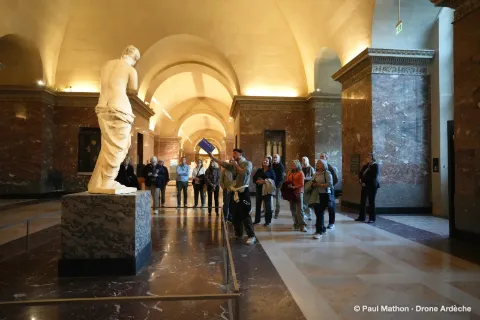 La Vénus de Milo vue de dos, face au groupe de voyageurs Tauck